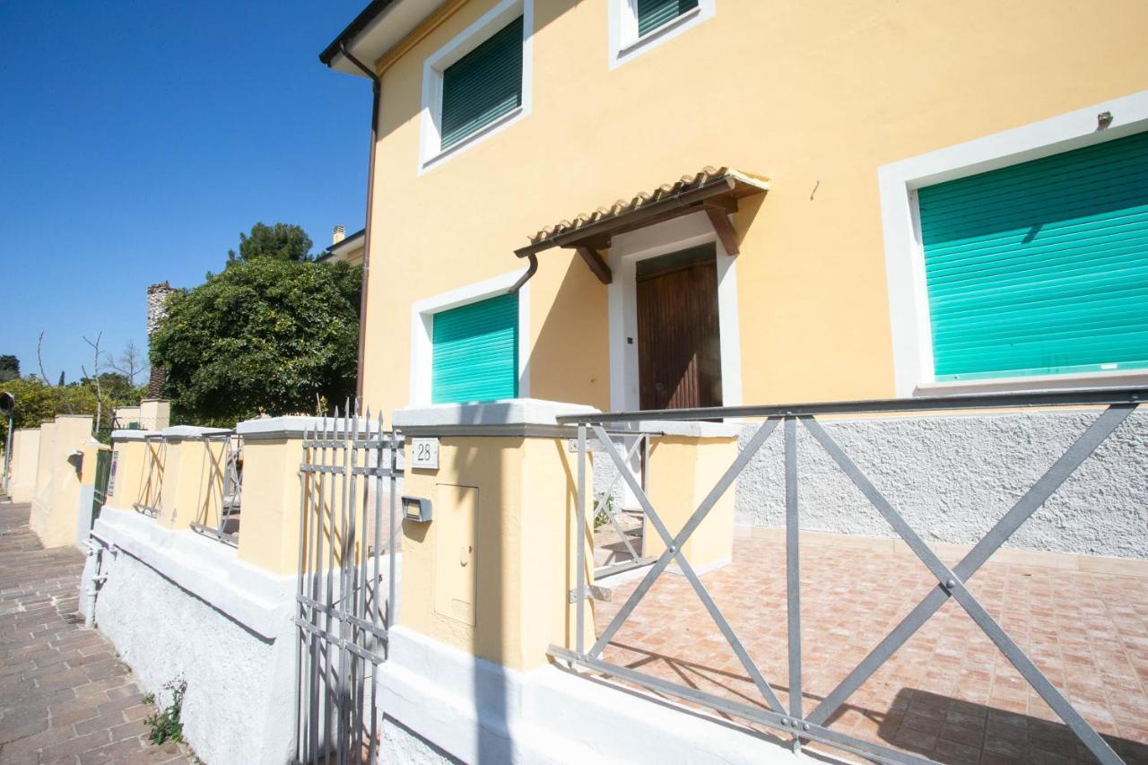 N050 - Numana, Trilocale In Centro Con Portico E Posto Auto Apartman Kültér fotó