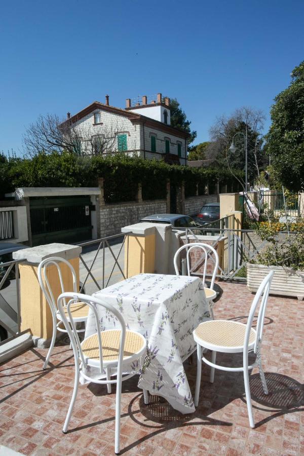 N050 - Numana, Trilocale In Centro Con Portico E Posto Auto Apartman Kültér fotó